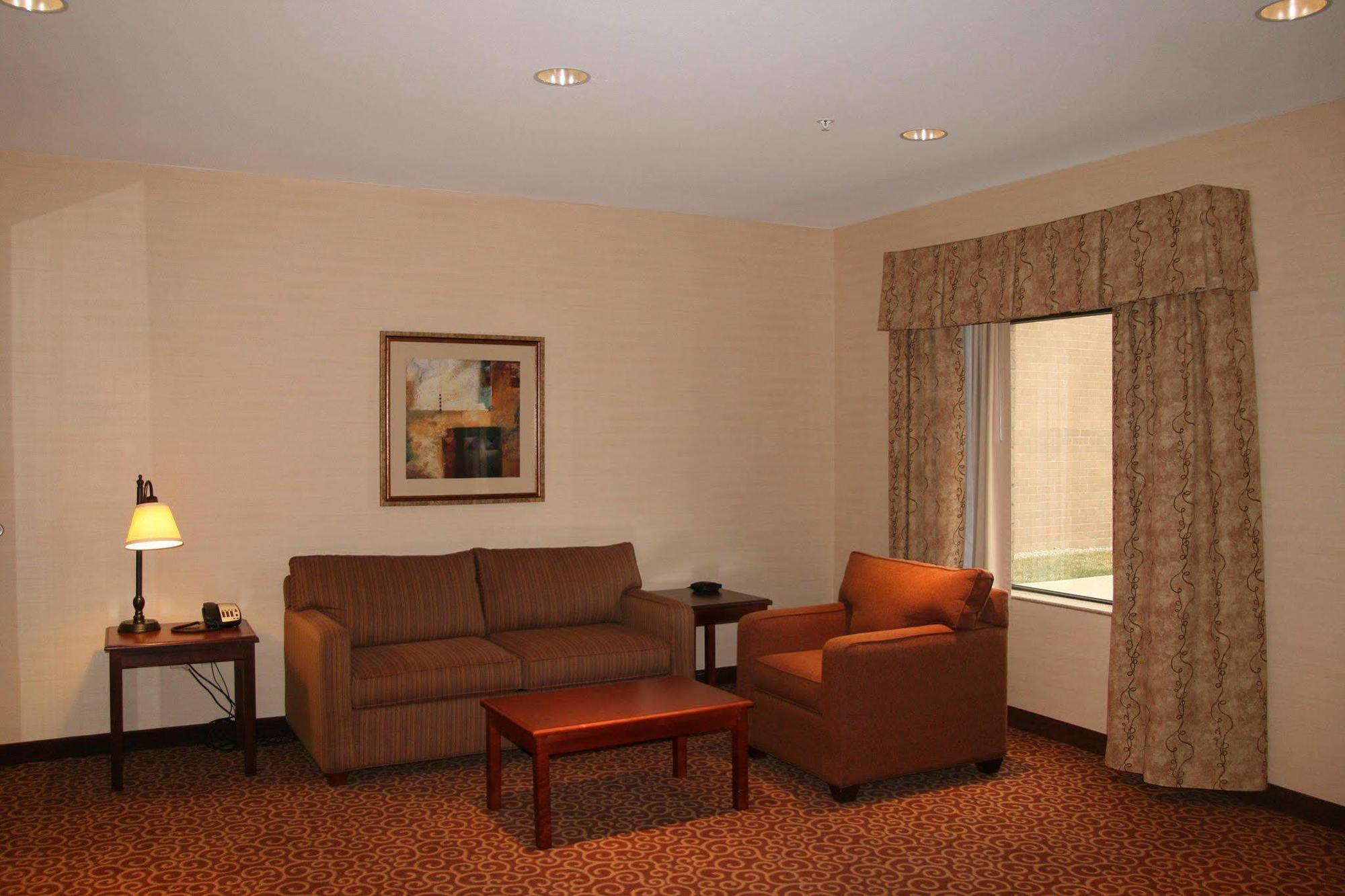 Hampton Inn & Suites Greensburg Exterior photo